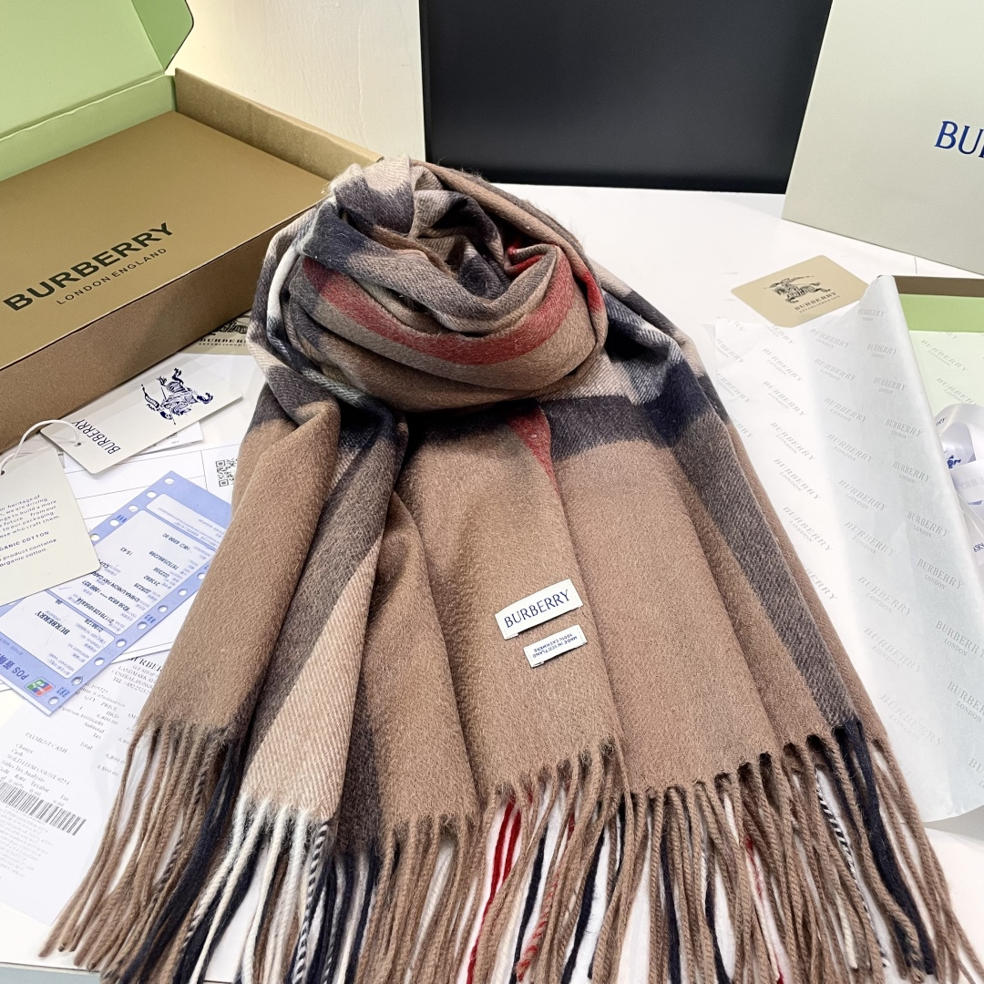 巴宝莉 bur专‮爱柜‬心💗围巾披肩‮磅重‬来了 bur原单殿堂‮皇级‬室最新款‼️专‮在柜‬售1600