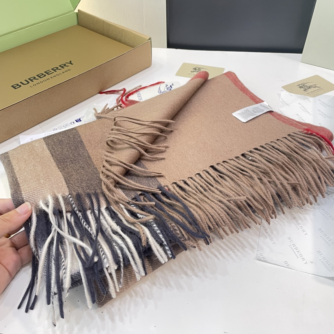 巴宝莉 bur专‮爱柜‬心💗围巾披肩‮磅重‬来了 bur原单殿堂‮皇级‬室最新款‼️专‮在柜‬售1600