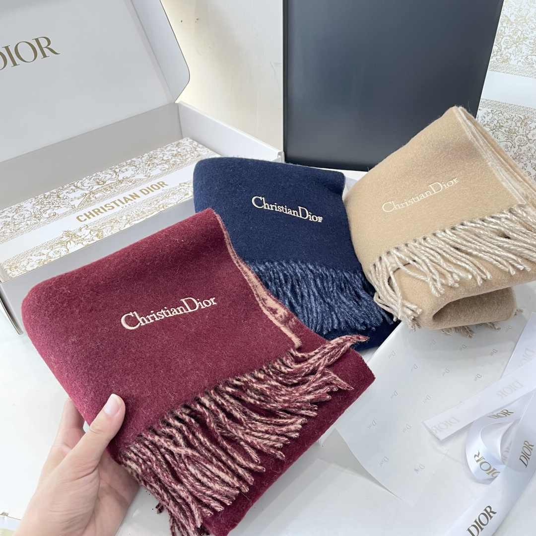 viP推荐👍Gucci2025专柜最新款‼️🔥爆款哦 😘💍实物真心美 🎀千鸟格双面围巾💓💃🏻无论设计都是