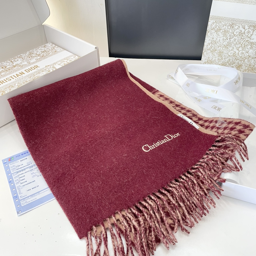 viP推荐👍Gucci2025专柜最新款‼️🔥爆款哦 😘💍实物真心美 🎀千鸟格双面围巾💓💃🏻无论设计都是