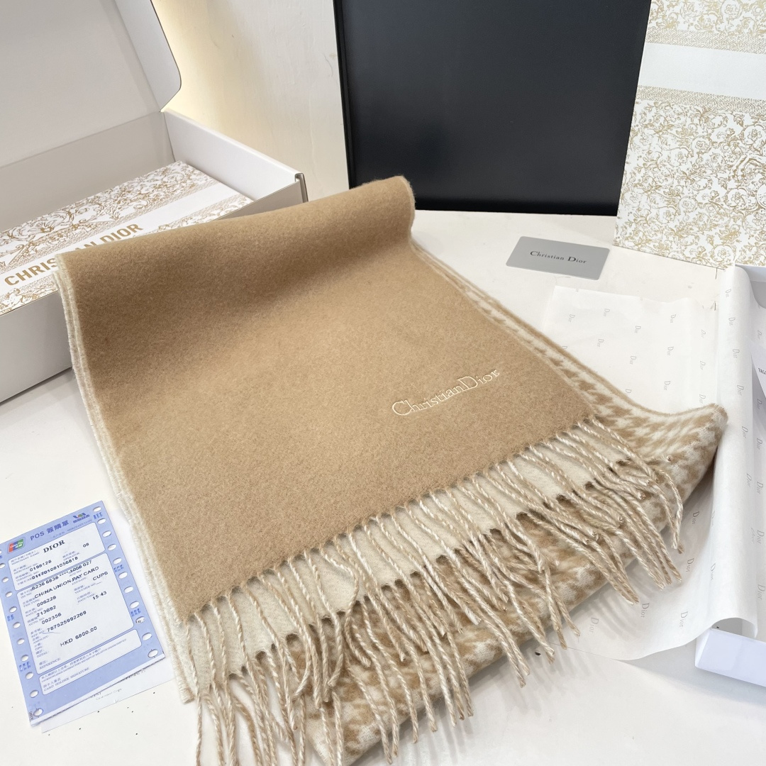 viP推荐👍Gucci2025专柜最新款‼️🔥爆款哦 😘💍实物真心美 🎀千鸟格双面围巾💓💃🏻无论设计都是