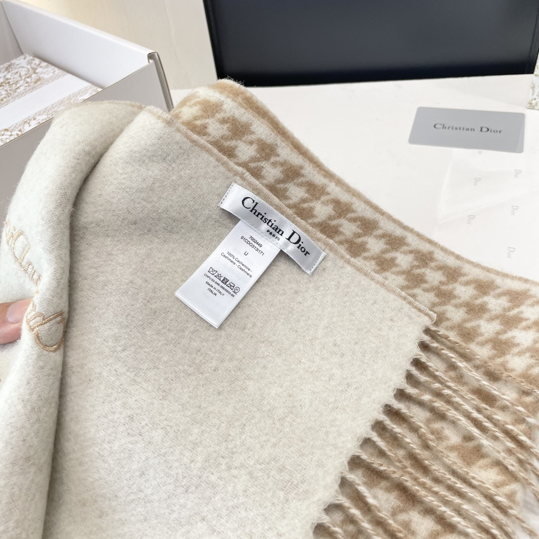 viP推荐👍Gucci2025专柜最新款‼️🔥爆款哦 😘💍实物真心美 🎀千鸟格双面围巾💓💃🏻无论设计都是