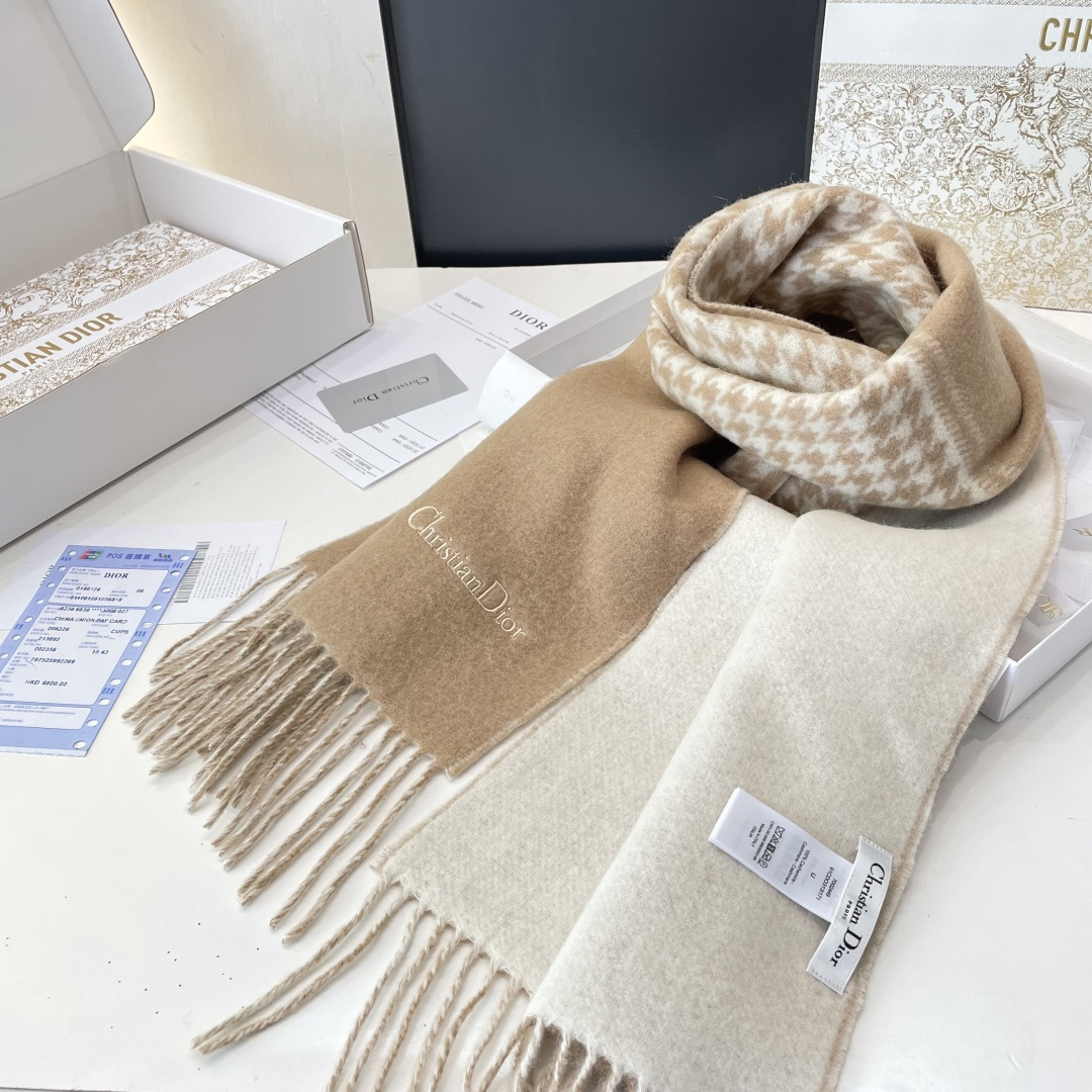 viP推荐👍Gucci2025专柜最新款‼️🔥爆款哦 😘💍实物真心美 🎀千鸟格双面围巾💓💃🏻无论设计都是