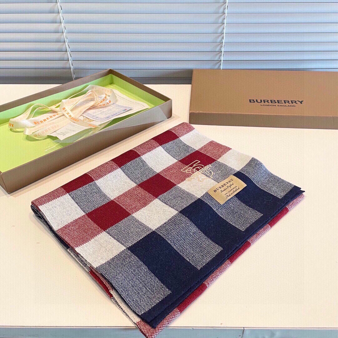 TB同步专柜，高端羊绒针织围巾！】可正式，可随意，非常Classical的男款设计。这款织法比较难，又很