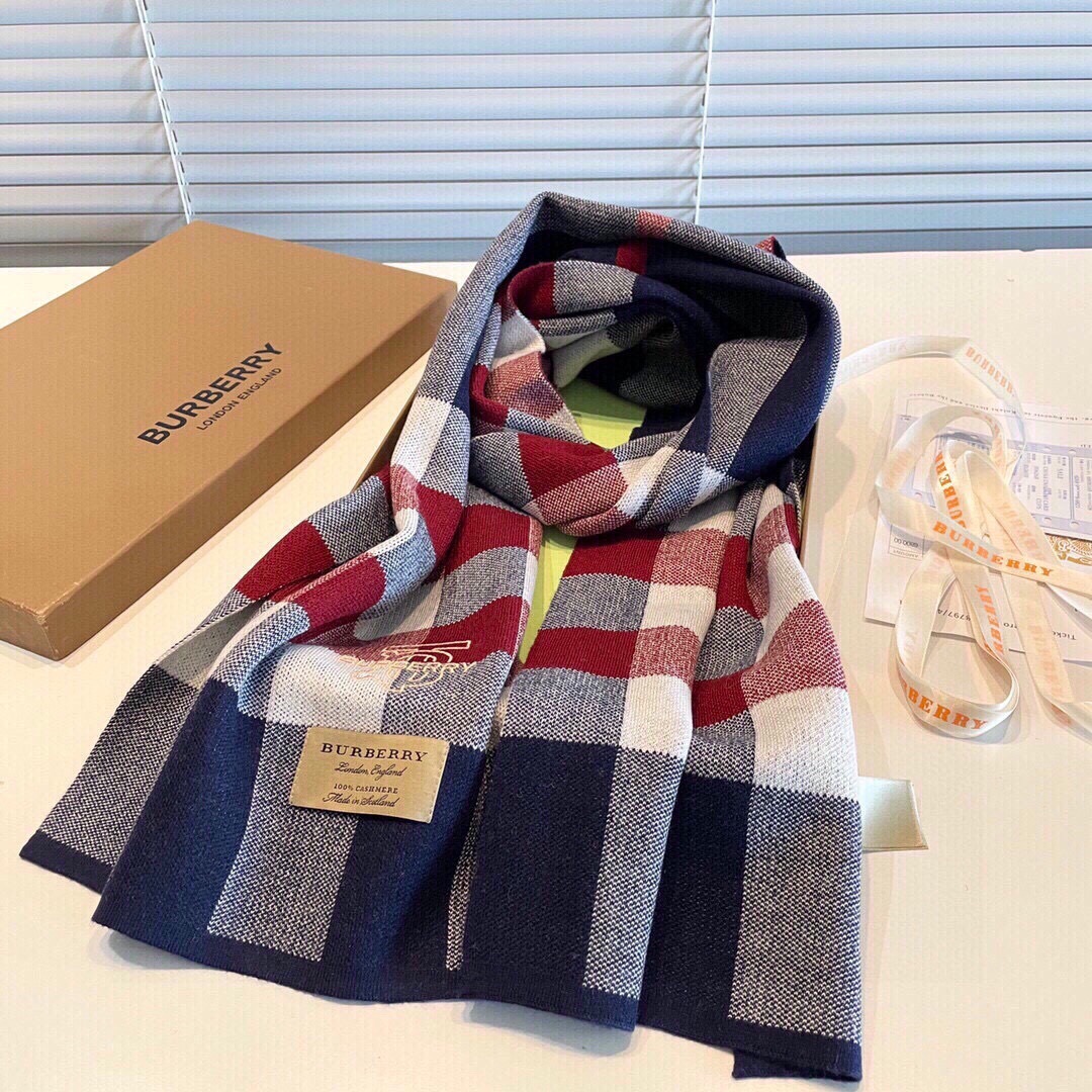 TB同步专柜，高端羊绒针织围巾！】可正式，可随意，非常Classical的男款设计。这款织法比较难，又很