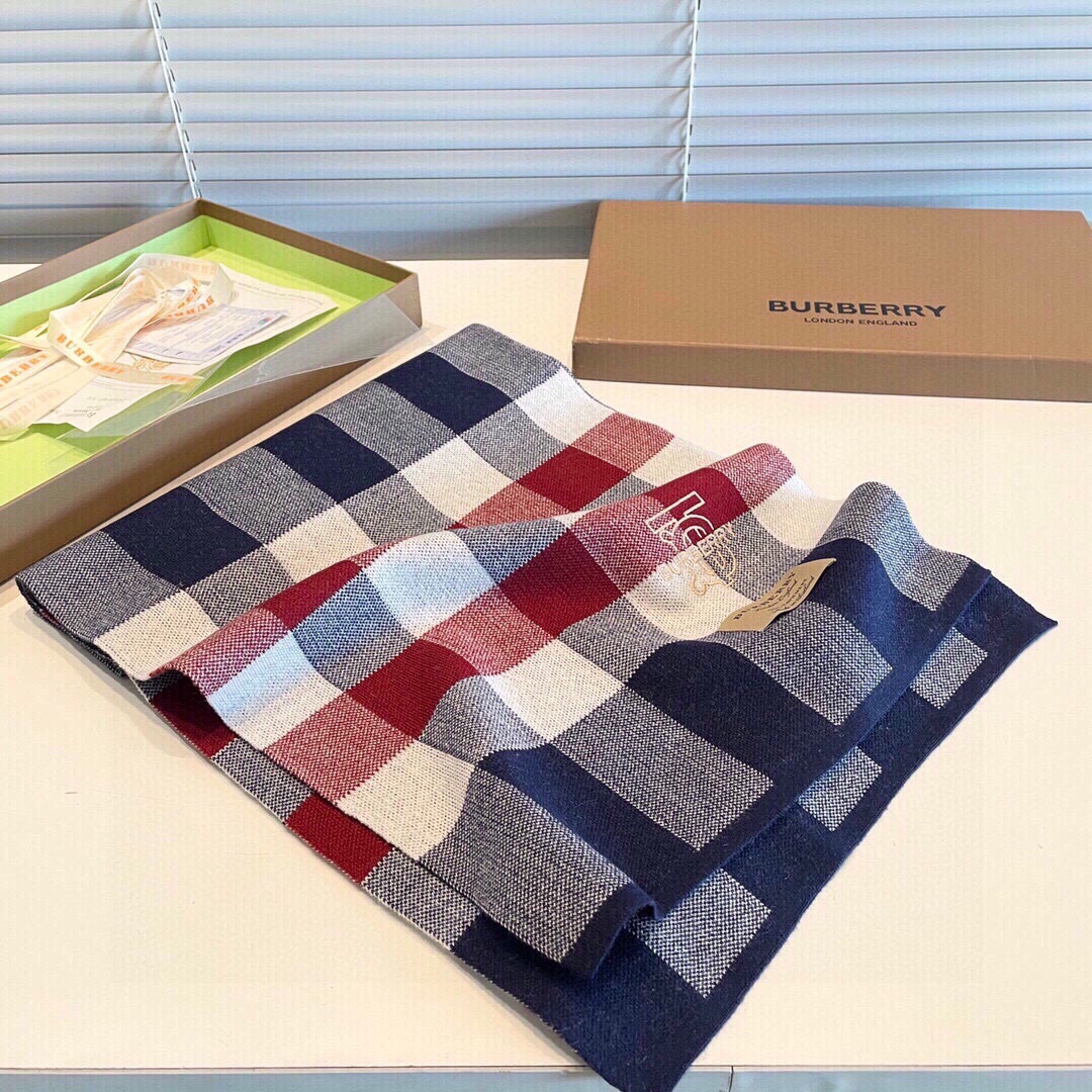 TB同步专柜，高端羊绒针织围巾！】可正式，可随意，非常Classical的男款设计。这款织法比较难，又很