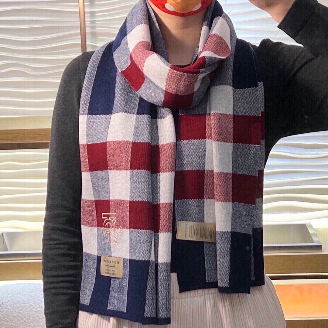 TB同步专柜，高端羊绒针织围巾！】可正式，可随意，非常Classical的男款设计。这款织法比较难，又很