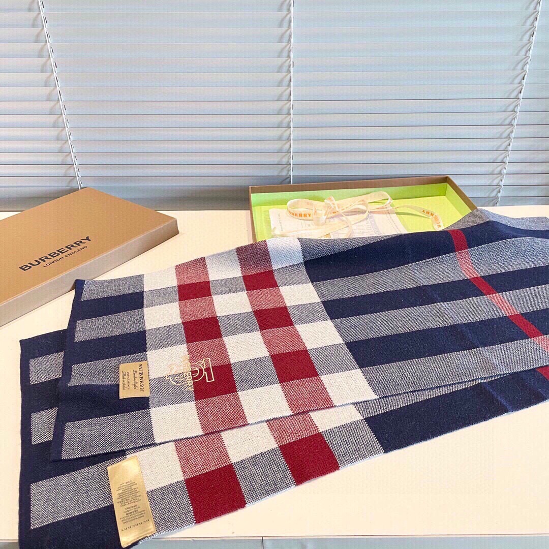 TB同步专柜，高端羊绒针织围巾！】可正式，可随意，非常Classical的男款设计。这款织法比较难，又很