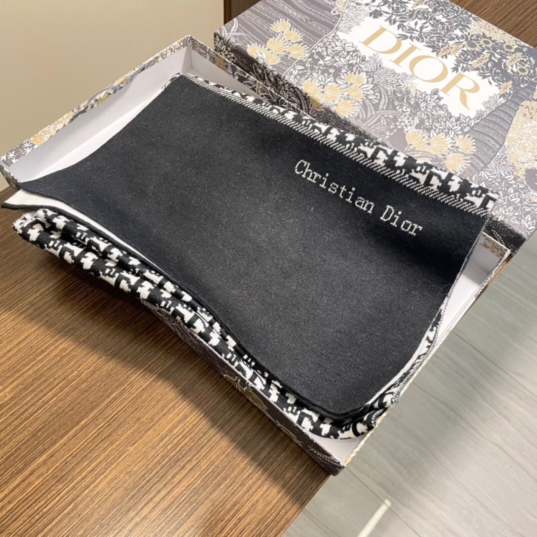 💋专柜最新款💨迪奥火爆来袭💥🎊顶级色织工艺🔥此工艺只有大牌纯正代工厂才有的工艺‼️100%顶级针织加羊绒