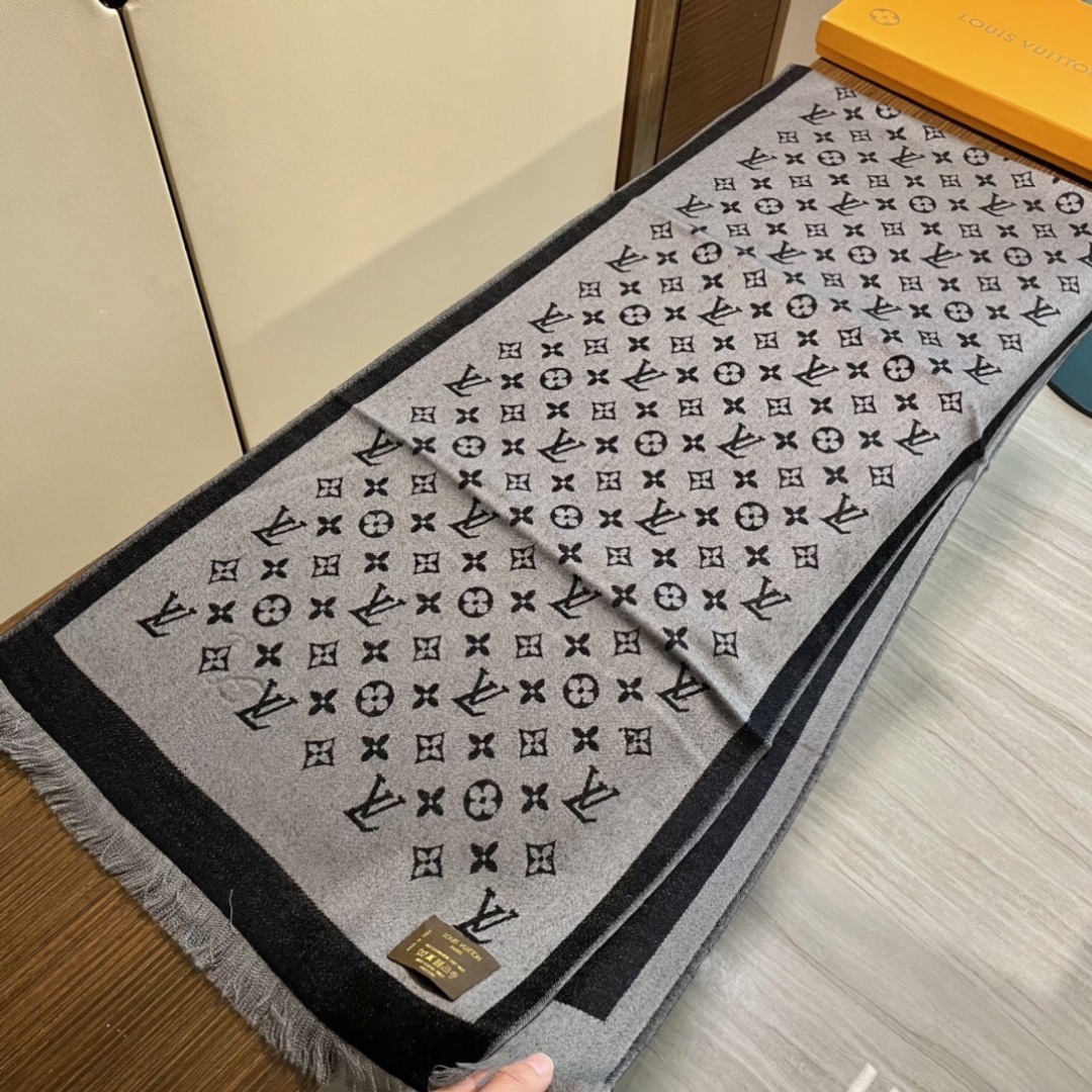 爆款重现 上新💓😘LV专柜最新款‼️超级超级美的羊绒长巾‼️🔥真心美的让人心动 男女上身效果简直美翻了 