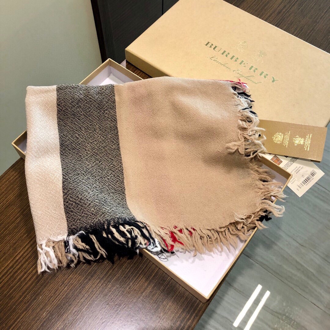 巴宝莉Burberry 经典专柜款、专柜同步羊绒格子方巾披肩现货秒发 衣柜必备经典款VIP推荐！！！🌺经