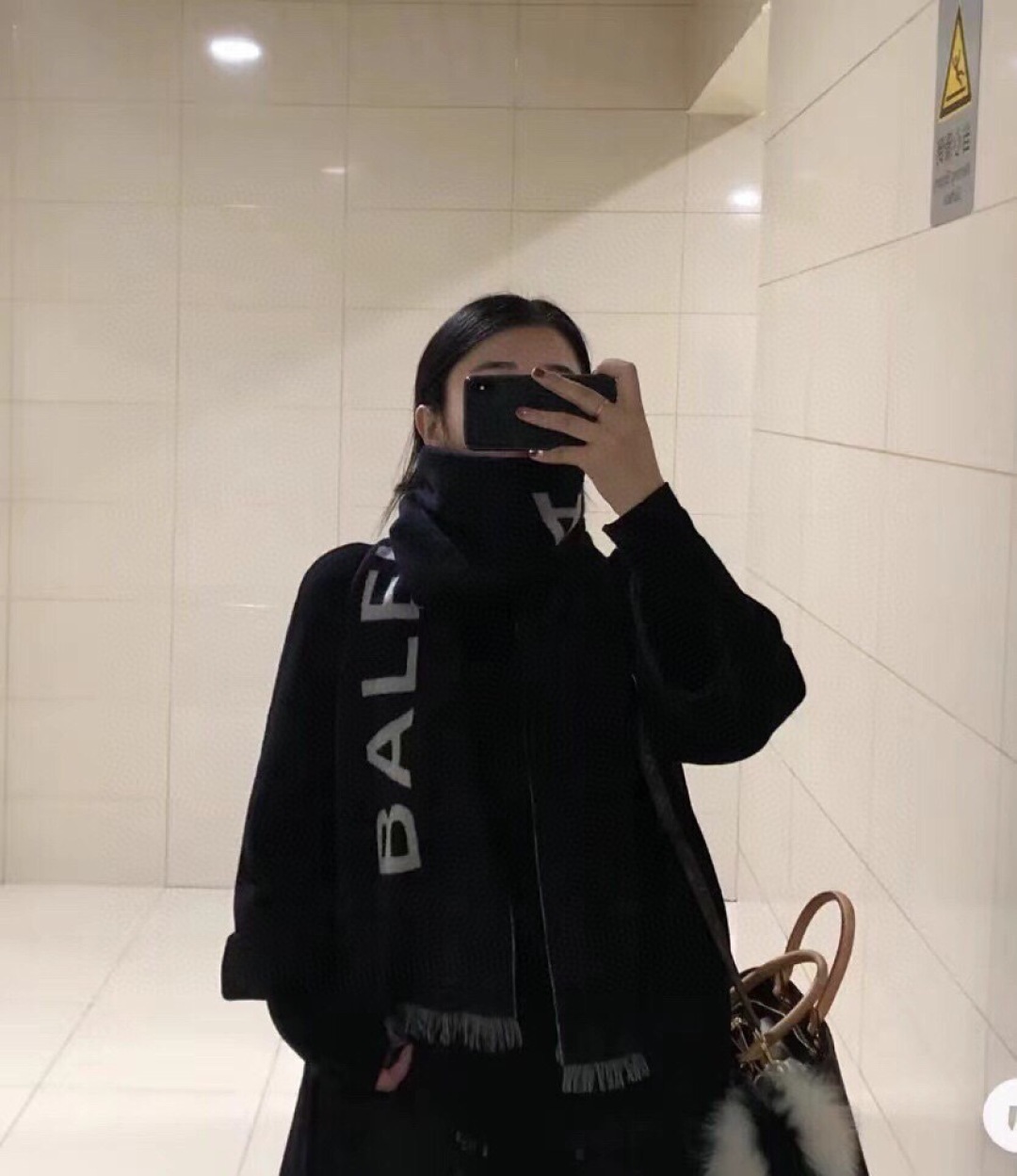 💟【灰黑双面色】🔥专柜在售的【巴黎世家经典字母双面羊绒围巾】🔥‼️巴黎世家潮流时尚界的领军大牌牌，受很多