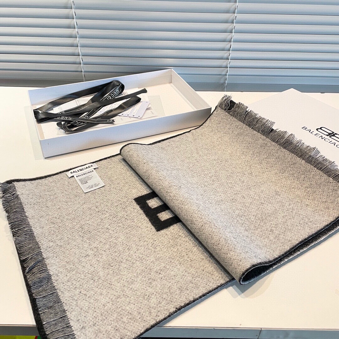 💟【灰黑双面色】🔥专柜在售的【巴黎世家经典字母双面羊绒围巾】🔥‼️巴黎世家潮流时尚界的领军大牌牌，受很多