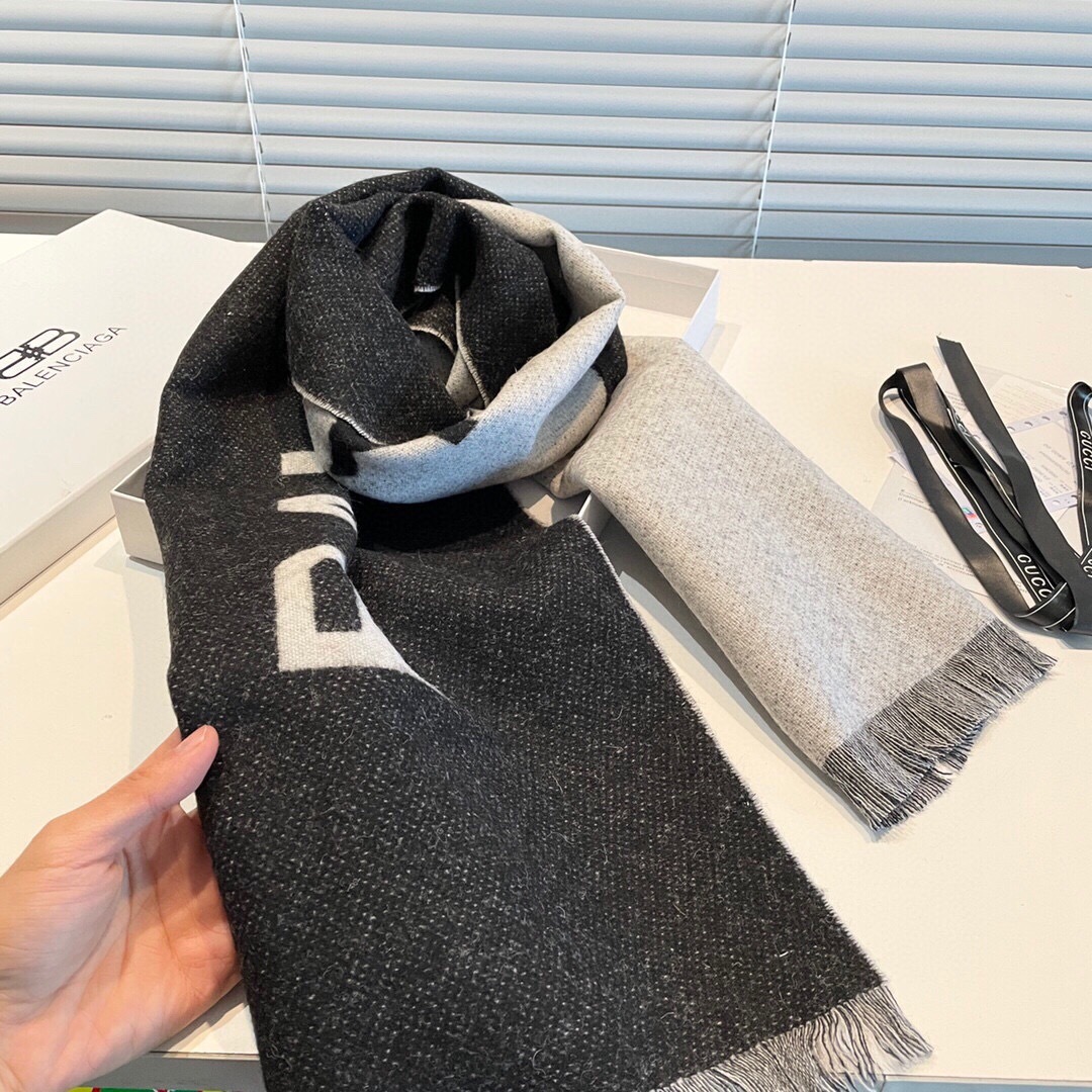 💟【灰黑双面色】🔥专柜在售的【巴黎世家经典字母双面羊绒围巾】🔥‼️巴黎世家潮流时尚界的领军大牌牌，受很多