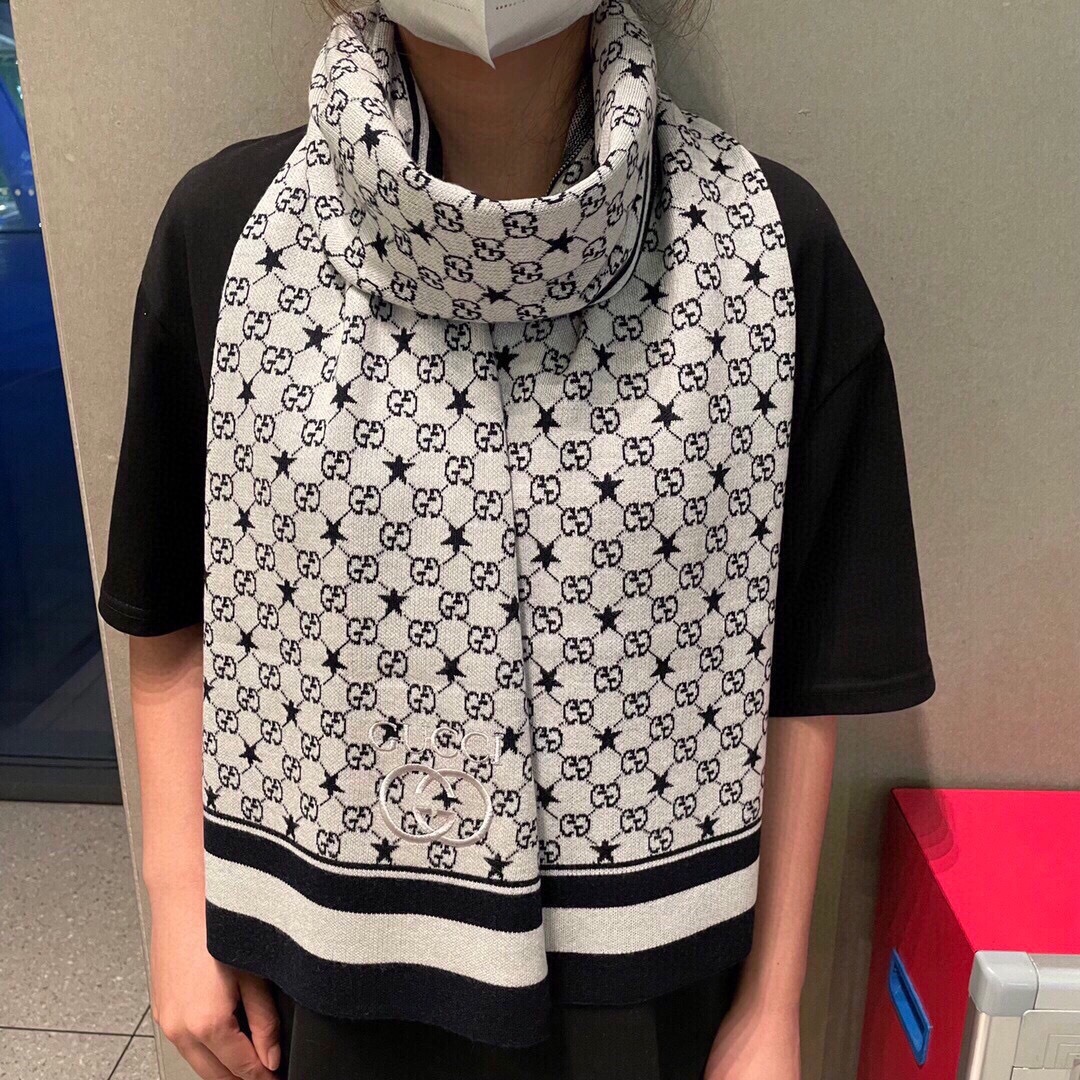 爆款上👍 G家独家牛货【GG针织蜜蜂】🐂 高端品质针织拼接围巾‼️这种精品是市场上及其少见的，GG元素针
