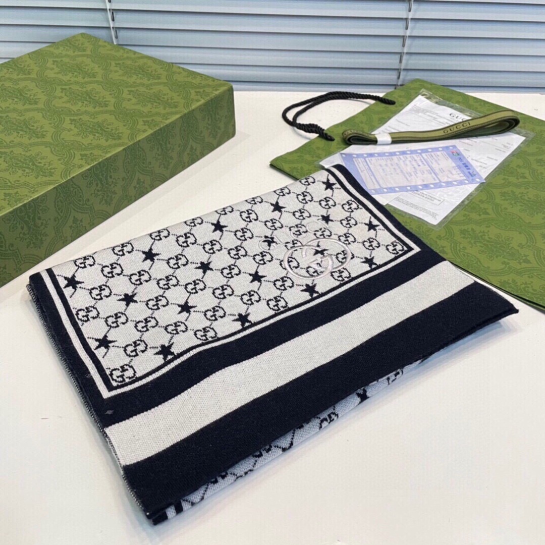 爆款上👍 G家独家牛货【GG针织蜜蜂】🐂 高端品质针织拼接围巾‼️这种精品是市场上及其少见的，GG元素针