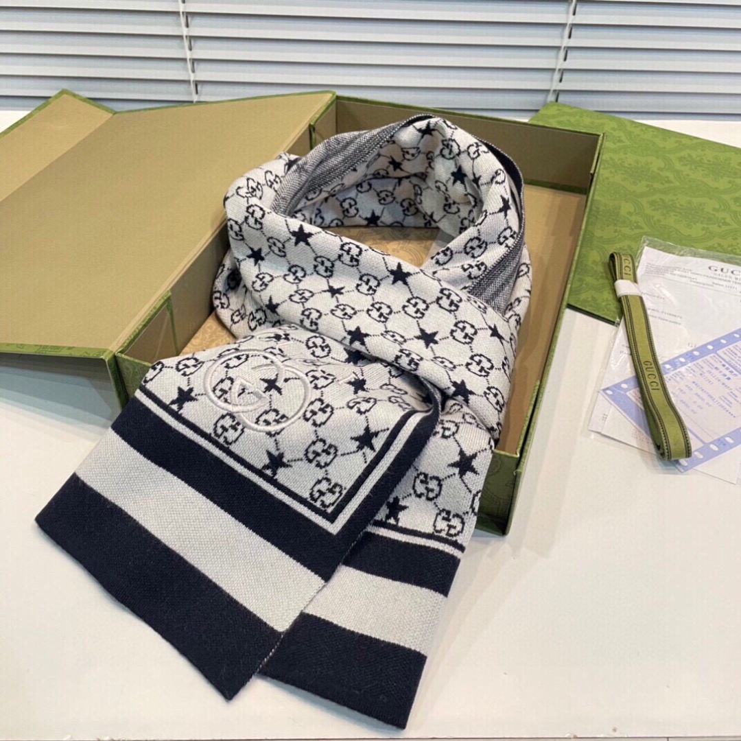 爆款上👍 G家独家牛货【GG针织蜜蜂】🐂 高端品质针织拼接围巾‼️这种精品是市场上及其少见的，GG元素针