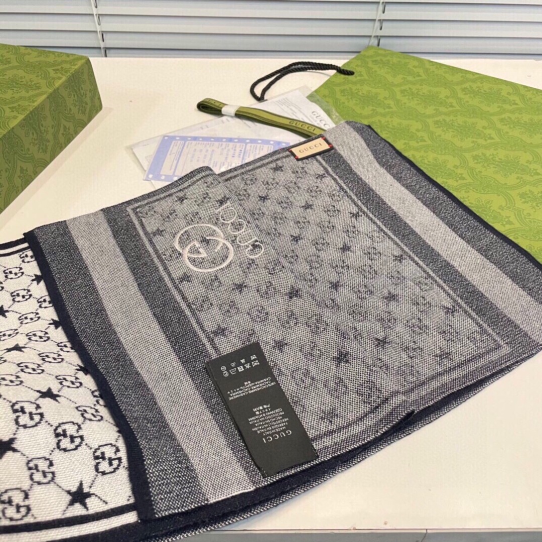 爆款上👍 G家独家牛货【GG针织蜜蜂】🐂 高端品质针织拼接围巾‼️这种精品是市场上及其少见的，GG元素针