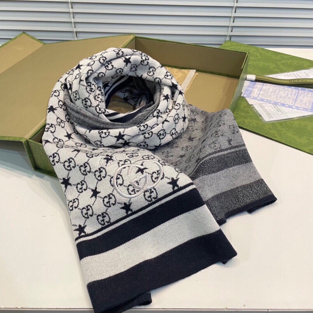 爆款上👍 G家独家牛货【GG针织蜜蜂】🐂 高端品质针织拼接围巾‼️这种精品是市场上及其少见的，GG元素针