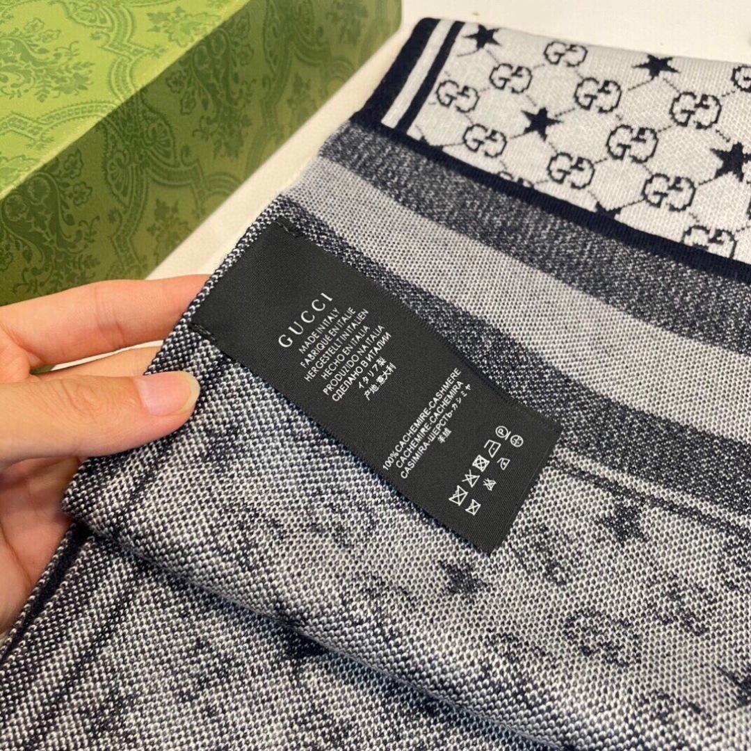 爆款上👍 G家独家牛货【GG针织蜜蜂】🐂 高端品质针织拼接围巾‼️这种精品是市场上及其少见的，GG元素针