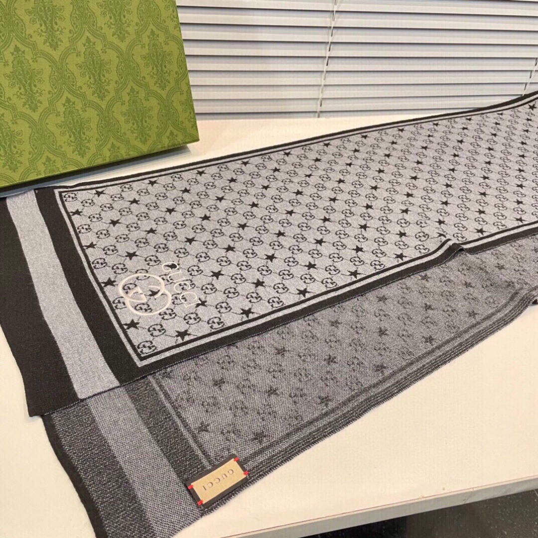 爆款上👍 G家独家牛货【GG针织蜜蜂】🐂 高端品质针织拼接围巾‼️这种精品是市场上及其少见的，GG元素针