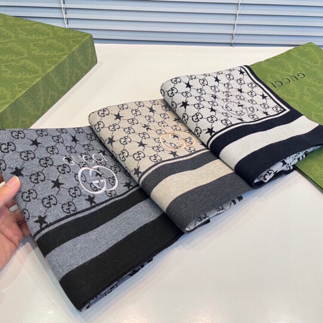 爆款上👍 G家独家牛货【GG针织蜜蜂】🐂 高端品质针织拼接围巾‼️这种精品是市场上及其少见的，GG元素针