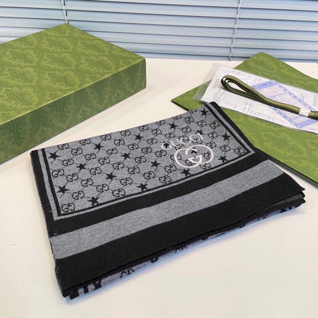 爆款上👍 G家独家牛货【GG针织蜜蜂】🐂 高端品质针织拼接围巾‼️这种精品是市场上及其少见的，GG元素针