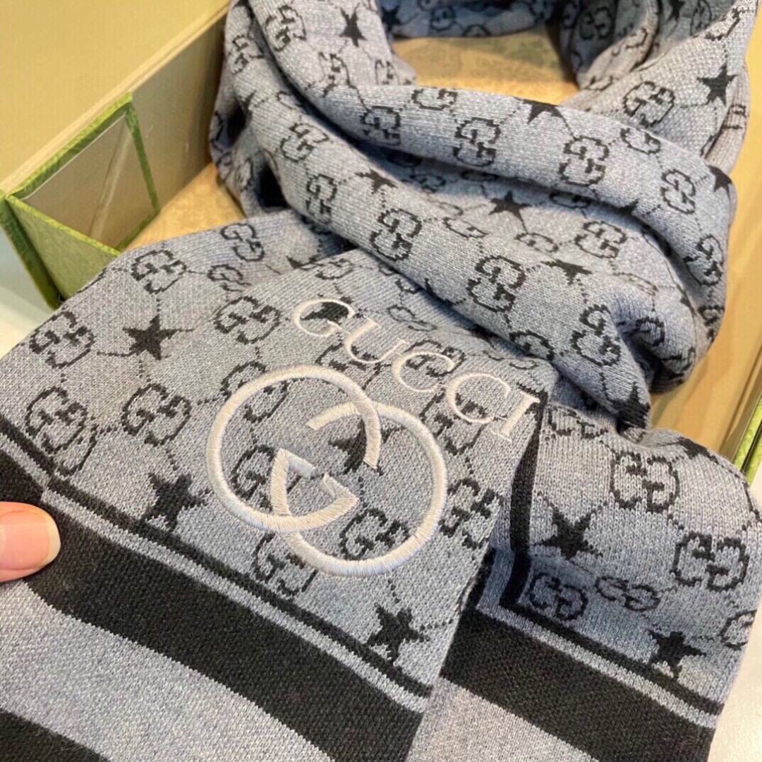 爆款上👍 G家独家牛货【GG针织蜜蜂】🐂 高端品质针织拼接围巾‼️这种精品是市场上及其少见的，GG元素针