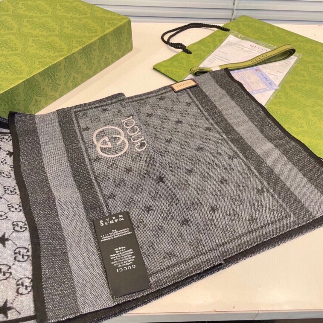 爆款上👍 G家独家牛货【GG针织蜜蜂】🐂 高端品质针织拼接围巾‼️这种精品是市场上及其少见的，GG元素针