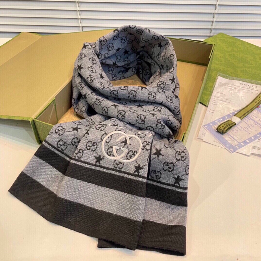 爆款上👍 G家独家牛货【GG针织蜜蜂】🐂 高端品质针织拼接围巾‼️这种精品是市场上及其少见的，GG元素针