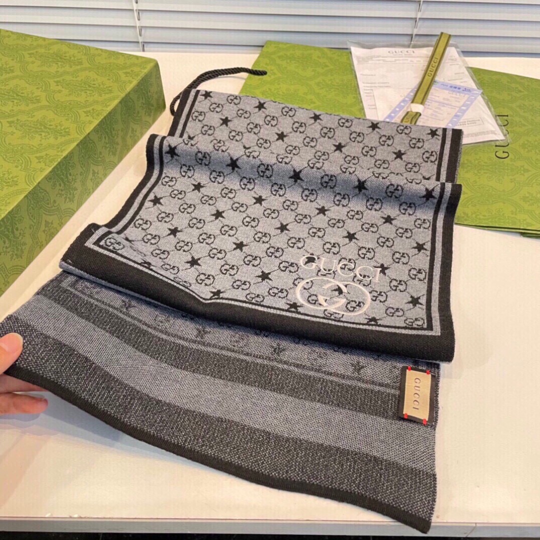 爆款上👍 G家独家牛货【GG针织蜜蜂】🐂 高端品质针织拼接围巾‼️这种精品是市场上及其少见的，GG元素针