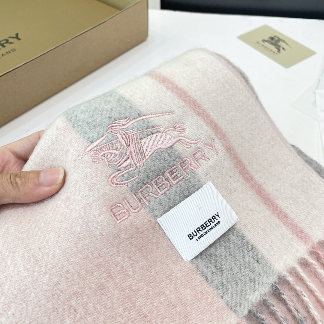 Burberry双面条纹羊羔毛绒围巾👍最新英国专柜的单子‼️极品奢华点在于：一面是经典羊绒格子字母徽标提