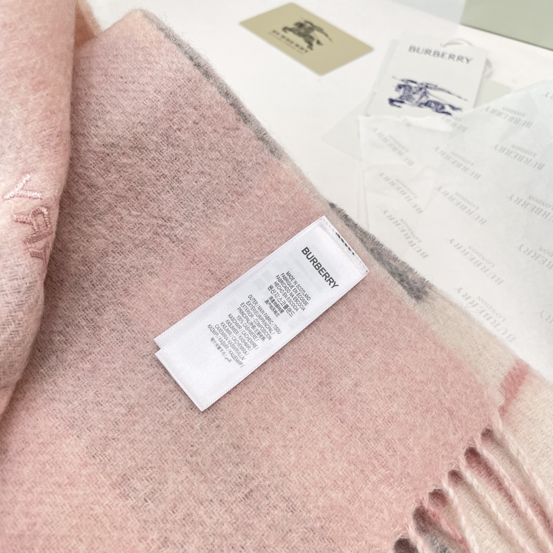 Burberry双面条纹羊羔毛绒围巾👍最新英国专柜的单子‼️极品奢华点在于：一面是经典羊绒格子字母徽标提