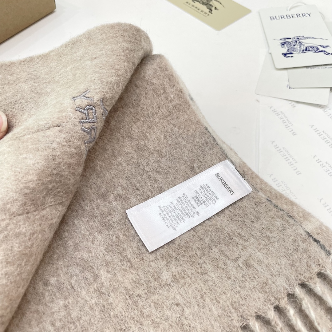 Burberry双面条纹羊羔毛绒围巾👍最新英国专柜的单子‼️极品奢华点在于：一面是经典羊绒格子字母徽标提