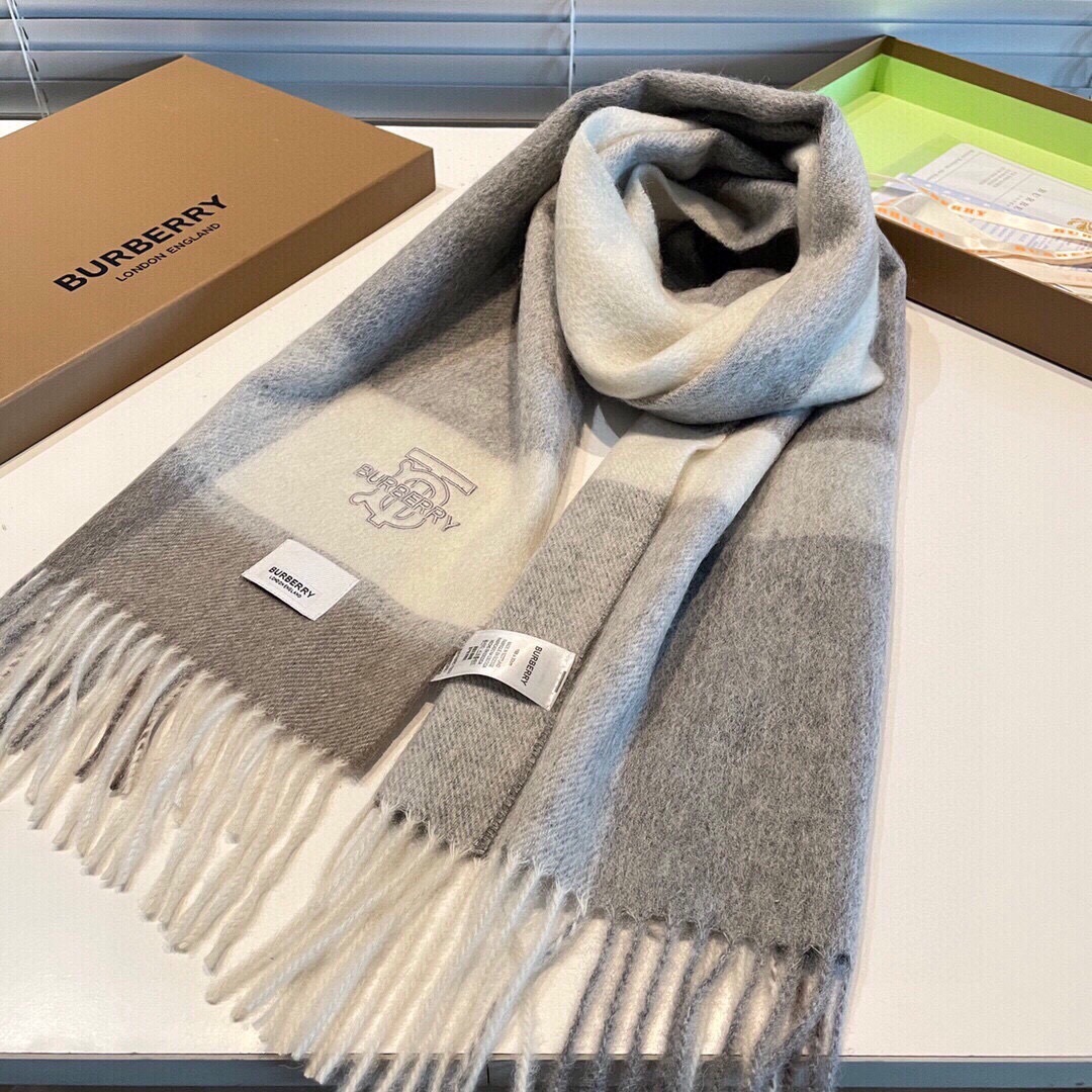 B家。【男女围巾】怒赞自留，难得的高端男款！家属福利！巴宝莉非常正的男士围巾~面料大爱，非常柔软细腻舒服