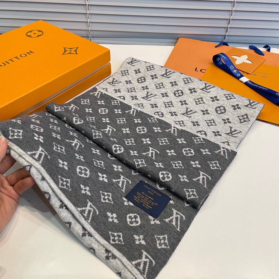 怒推走量新款🎊重磅推荐🎊LV2025官网最新款💥 针织羊绒材质🔥非常保暖👑 柔软亲肤，不扎脖😍经典素色围