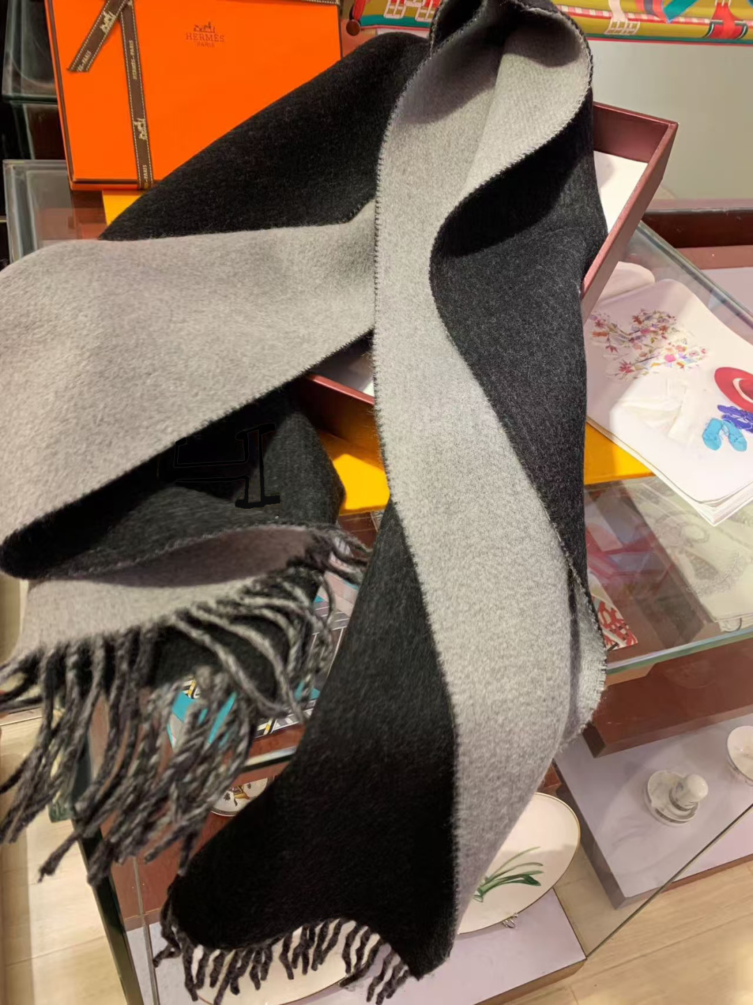 Hermes最新男女士双色纯羊绒围巾👍我们的情侣围巾且买且珍惜~~男款真的很少，一年也就出几款，都是出口