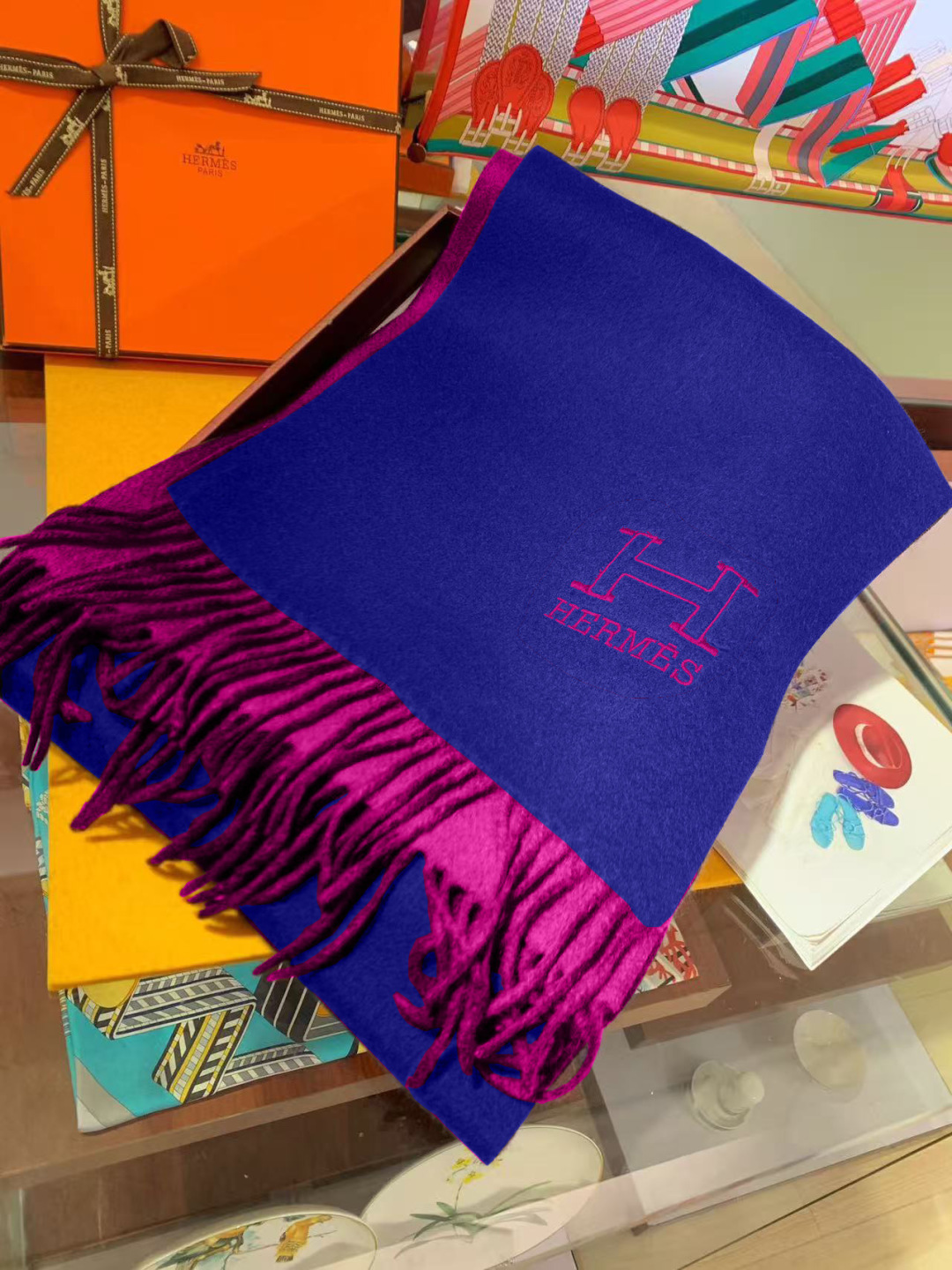 Hermes最新男女士双色纯羊绒围巾👍我们的情侣围巾且买且珍惜~~男款真的很少，一年也就出几款，都是出口