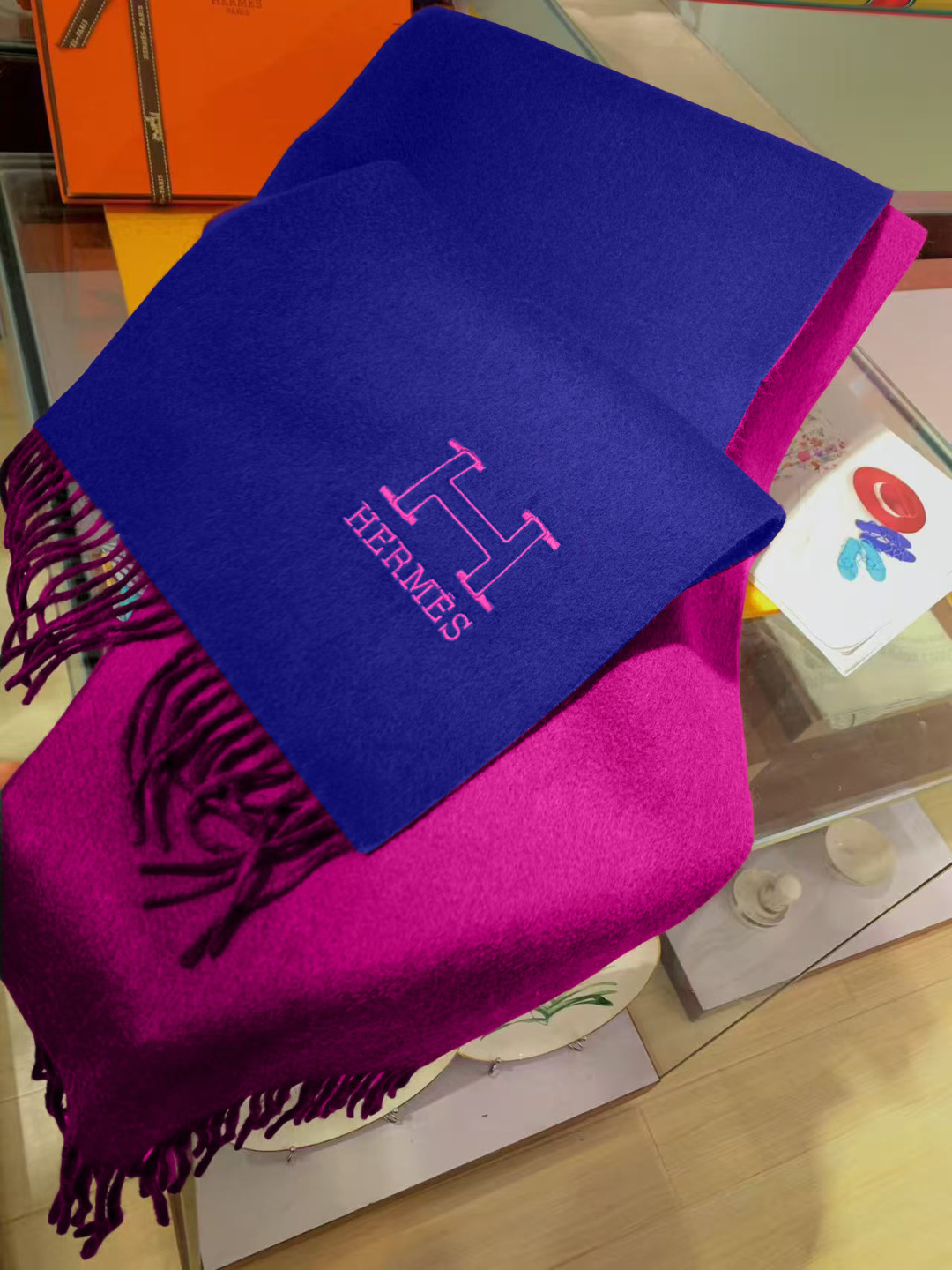 Hermes最新男女士双色纯羊绒围巾👍我们的情侣围巾且买且珍惜~~男款真的很少，一年也就出几款，都是出口