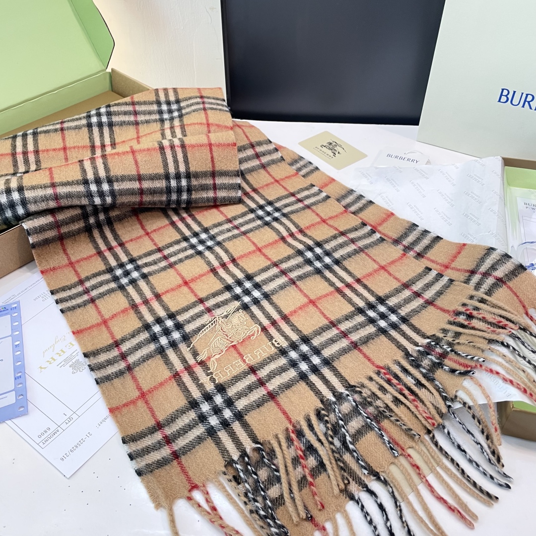 burberry出口英国的订单，指定国内一流最先进oem，羊绒混纺围巾一般工厂工艺达不到，因为做不好会扎