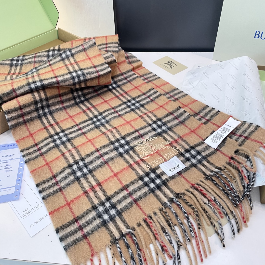 burberry出口英国的订单，指定国内一流最先进oem，羊绒混纺围巾一般工厂工艺达不到，因为做不好会扎