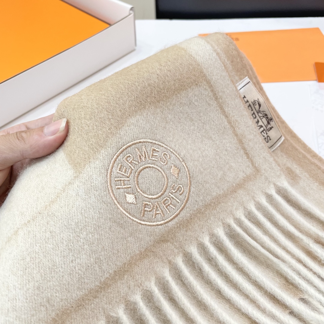 官网同款水波纹水羊绒 爱马仕❗👫同款围巾且买且珍惜羊绒款😍~都是出口订单所以比较难遇❤东西讲究少而精😍好