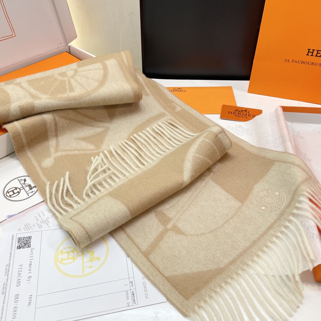 官网同款水波纹水羊绒 爱马仕❗👫同款围巾且买且珍惜羊绒款😍~都是出口订单所以比较难遇❤东西讲究少而精😍好