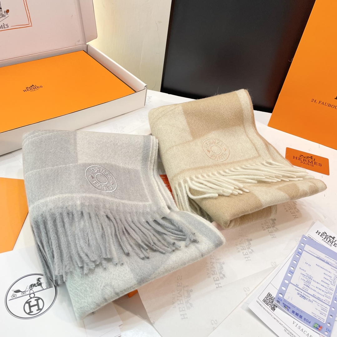 官网同款水波纹水羊绒 爱马仕❗👫同款围巾且买且珍惜羊绒款😍~都是出口订单所以比较难遇❤东西讲究少而精😍好