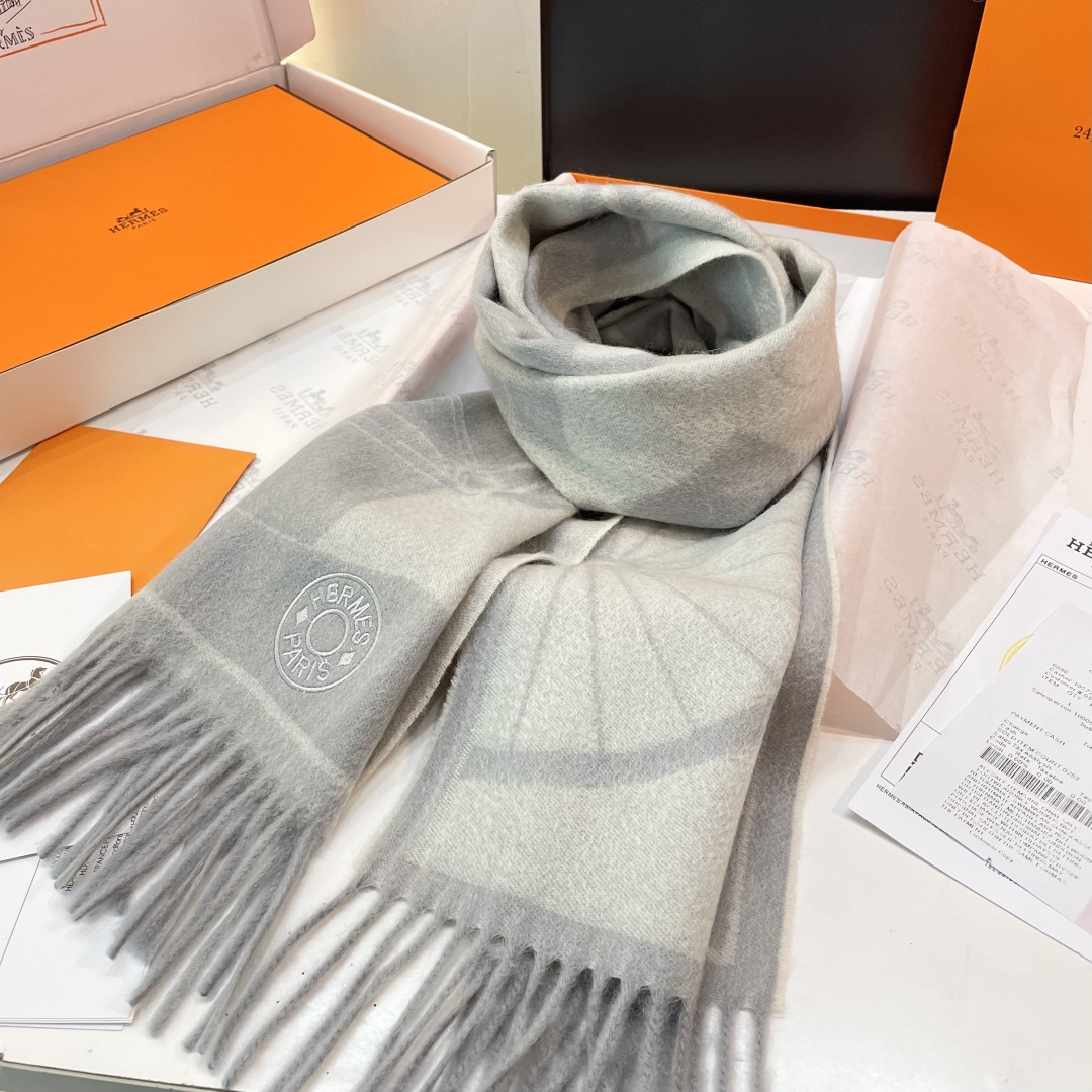 官网同款水波纹水羊绒 爱马仕❗👫同款围巾且买且珍惜羊绒款😍~都是出口订单所以比较难遇❤东西讲究少而精😍好