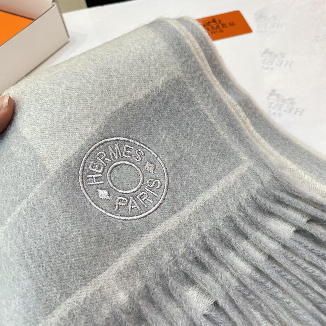 官网同款水波纹水羊绒 爱马仕❗👫同款围巾且买且珍惜羊绒款😍~都是出口订单所以比较难遇❤东西讲究少而精😍好