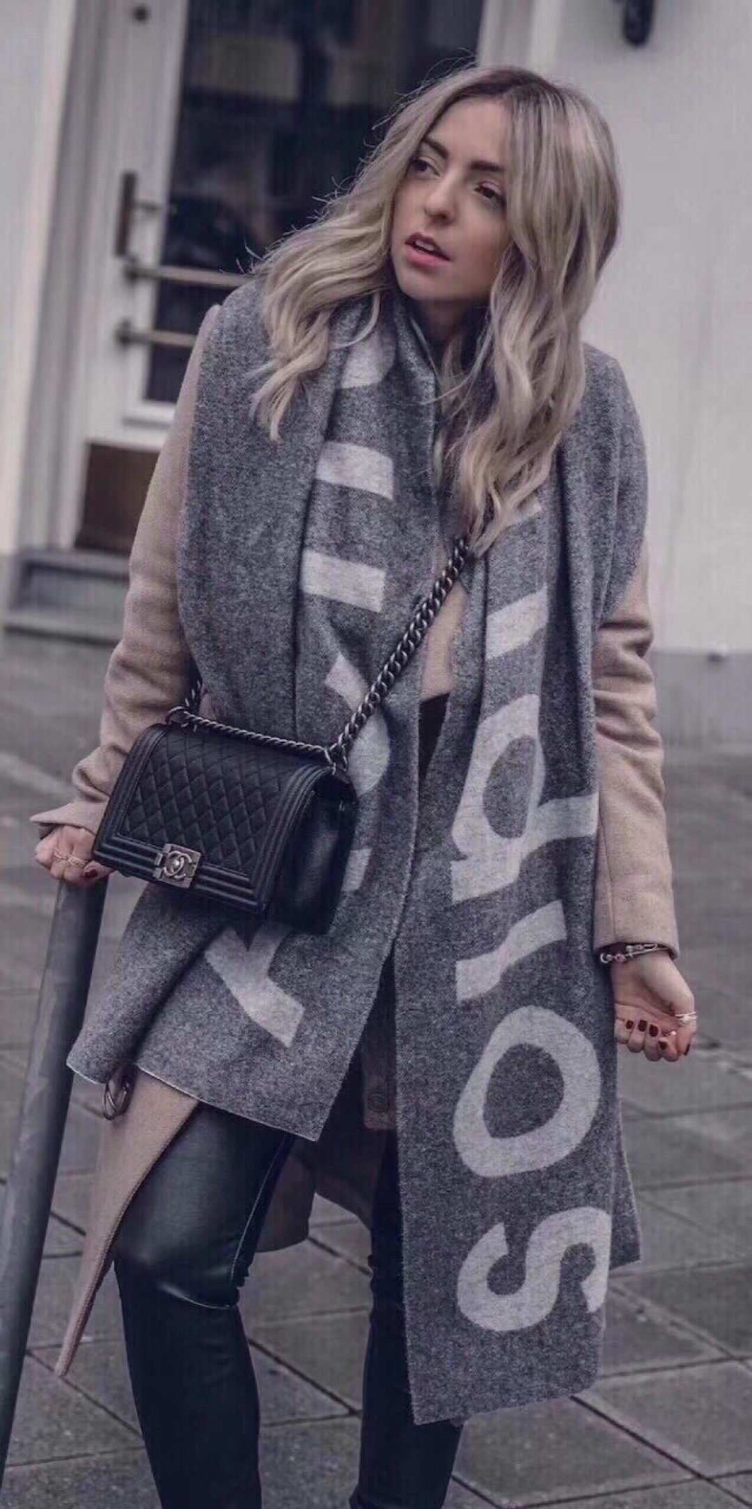 【acne大字母披肩】今年最热的款 🚨🚨原单原厂出品 超级大logo 🎆🎆双面三色纱提花工艺 🎟🎟波普艺