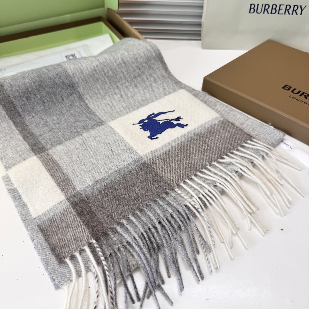 😍viP推荐👍巴宝莉专柜最新款水波纹Tb围巾‼️【顶级羊绒围巾】🔥爆款哦 😘💍实物真心美 🎀披肩配以精美