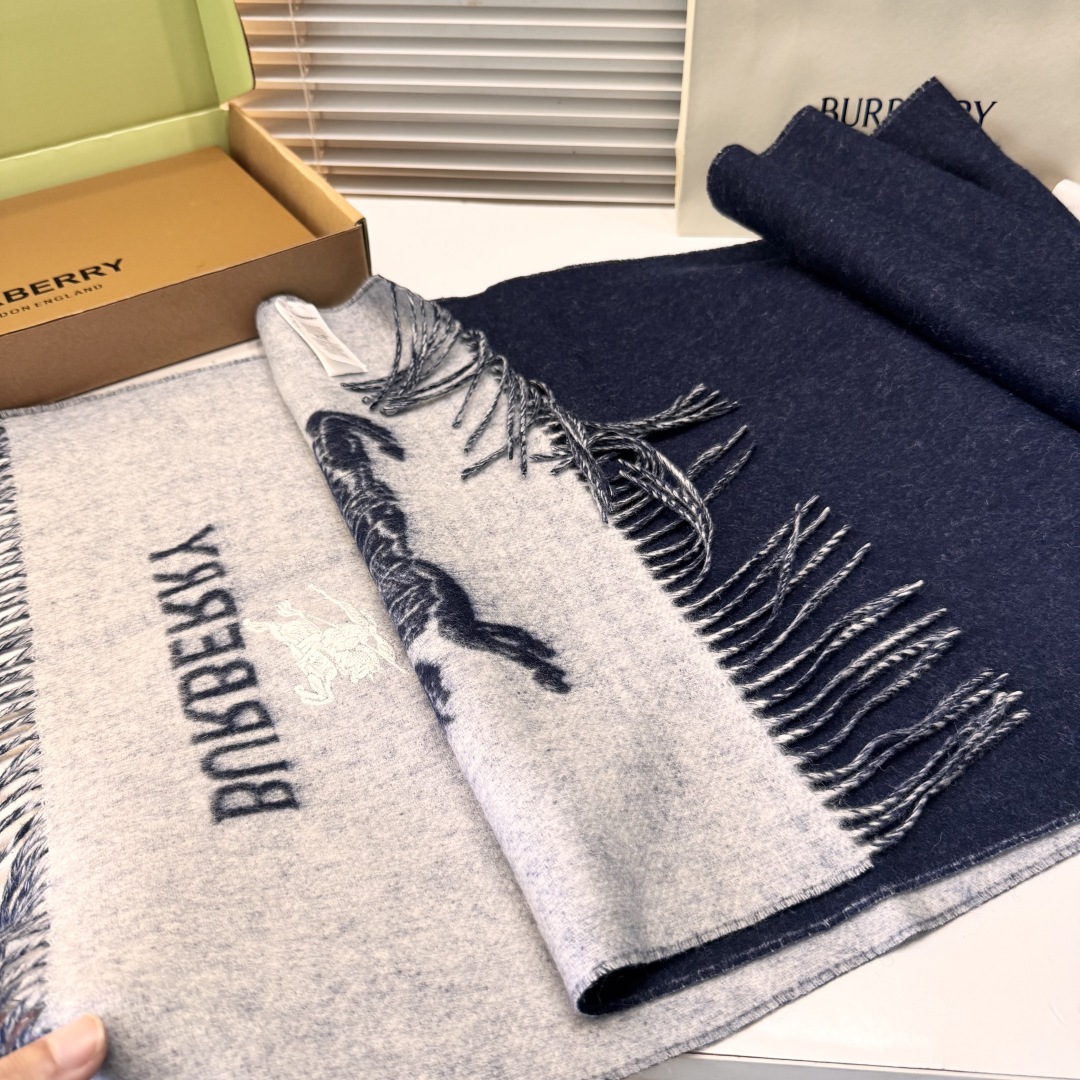 巴宝利 最新款围巾，男女士的福利 超温柔洋气的双面设计！！】感觉这个比以往的设计都更显年轻更显温柔更气质