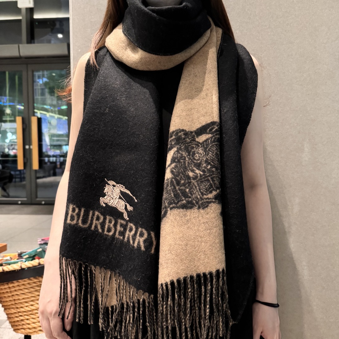 巴宝利 最新款围巾，男女士的福利 超温柔洋气的双面设计！！】感觉这个比以往的设计都更显年轻更显温柔更气质